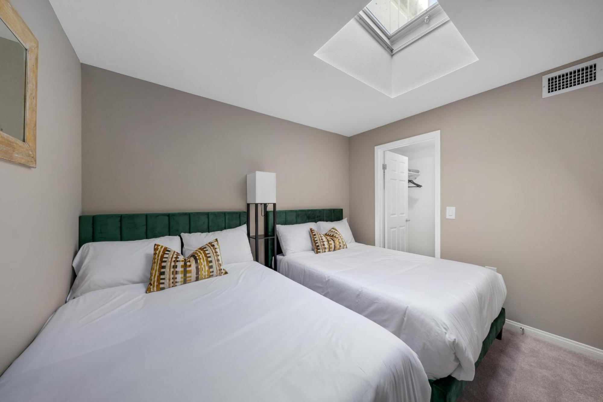 Ocean Views - Rooftop Pool 2br Santa Monica Apartment *